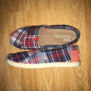 TOMS NWT Classic Red Navy Plaid W 9